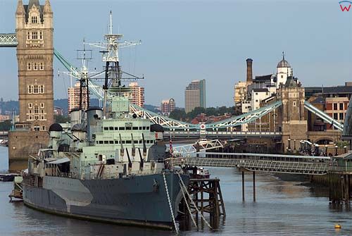 Londyn. HMS Belfast zacumowany przy Tower Bridge